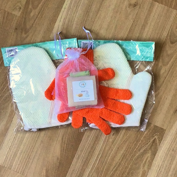 Bundle of Ex-Foliating Bath Gloves and Soap - Picture 2 of 10